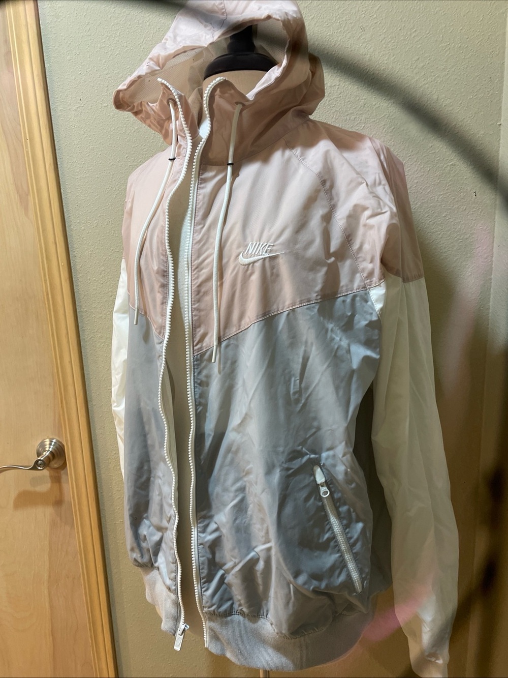 Nike nwot large  Women's Colorblock Hooded Windbreaker Jacket - Pink/White/Gray